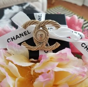 CHANEL Vintage Brooch Gold